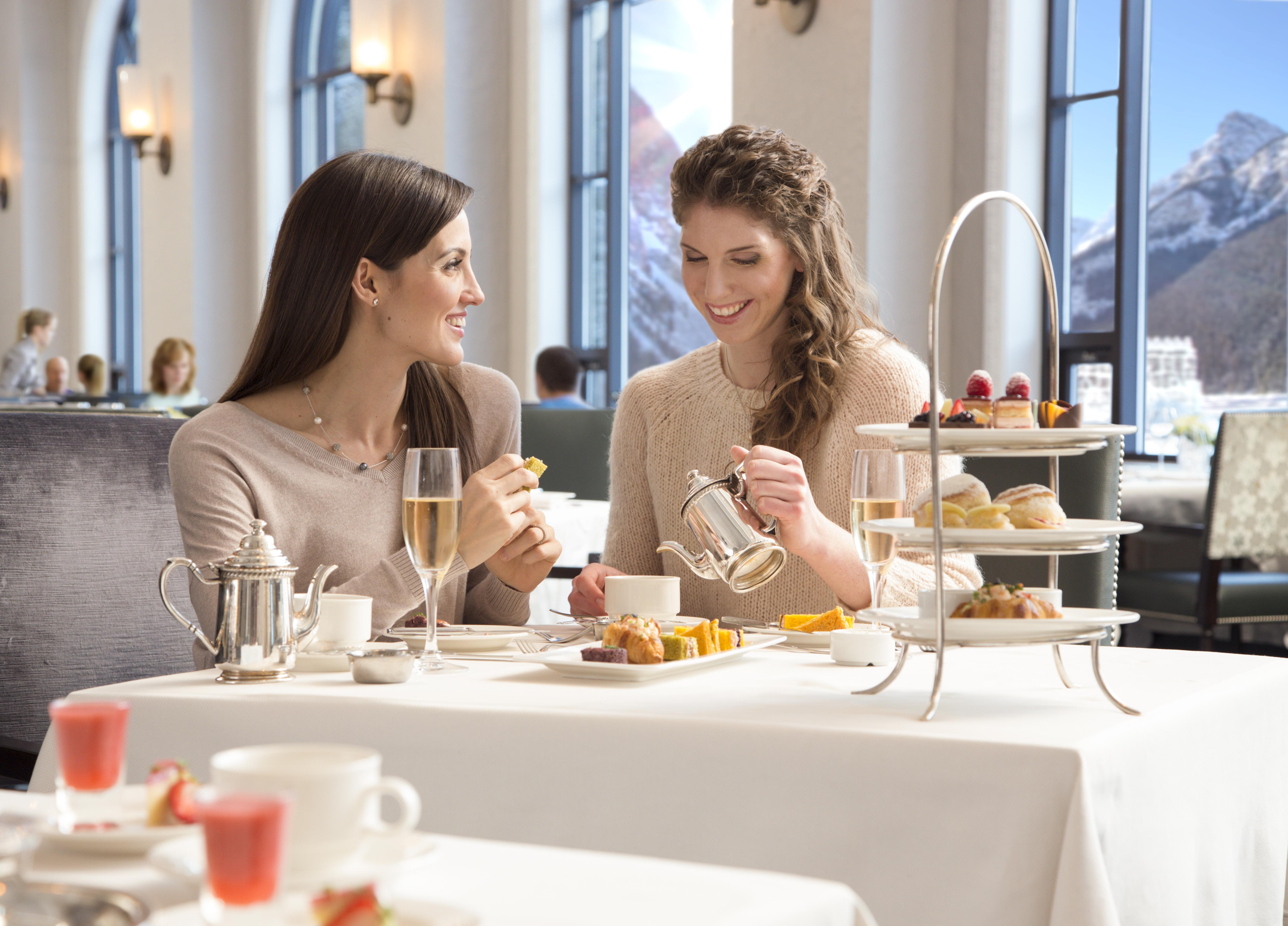 Fairmont Chateau Lake Louise Esterno foto Afternoon tea at the InterContinental Davos