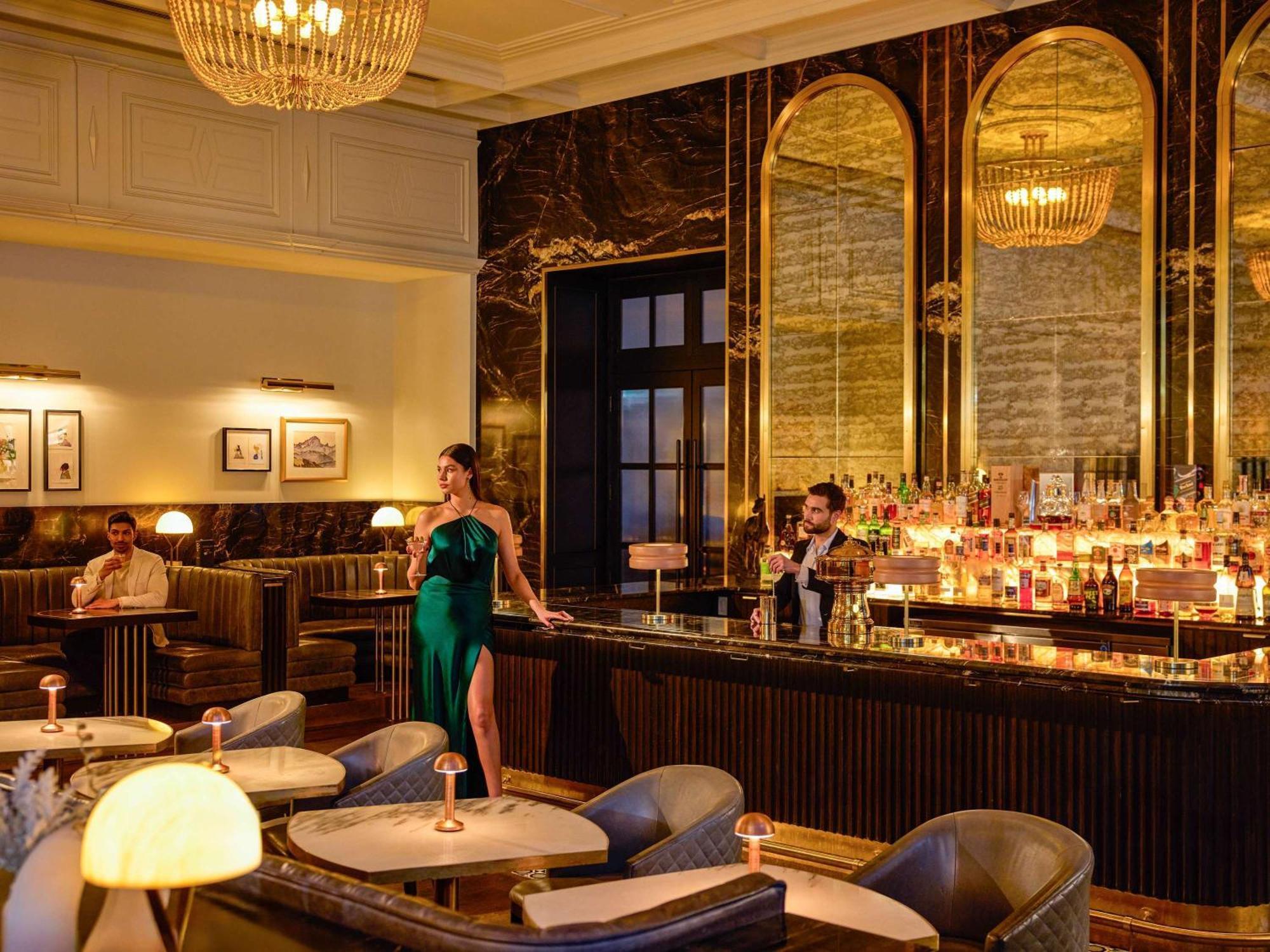 Fairmont Chateau Lake Louise Esterno foto The bar at the St Regis Mumbai
